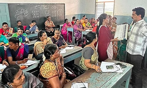 ஒரே நேரத்தில் விடைத்தாள் திருத்துவதுடன் தேர்தல் பணி: கூடுதல் சுமையால் தவிக்கும் ஆசிரியர்கள்