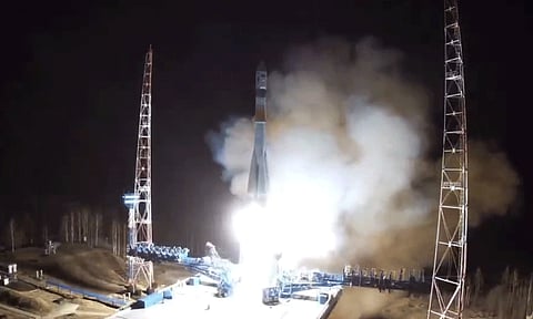 பாதுகாப்பு விண்கலத்துடன் விண்ணில் சீறிப்பாய்ந்த ரஷியாவின் சோயுஸ் ராக்கெட்