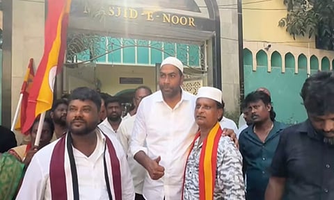 பள்ளிவாசலுக்கு சென்று இஸ்லாமியர்களிடம் வாக்கு சேகரித்த ஆதவ் அர்ஜுனா