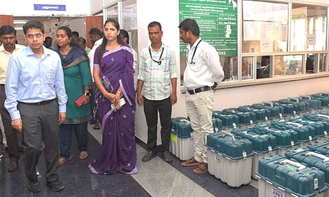 வாக்குப்பதிவு எந்திரங்களில் வேட்பாளர், சின்னம் பொருத்தும் பணி: தூத்துக்குடி கலெக்டர் ஆய்வு