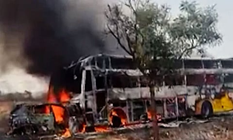 கார்- பஸ் மோதிய விபத்தில் ஒரே குடும்பத்தை சேர்ந்த 9 பேர் பலி! - கர்நாடகாவில் சோகம்