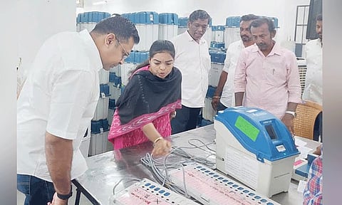 வாக்குப்பதிவு எந்திரங்களில் சின்னம் பொருத்தும் பணி: தேர்தல் பார்வையாளர்கள், நெல்லை கலெக்டர் ஆய்வு