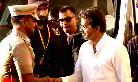 பாதுகாப்புக்கு ரொம்ப நன்றி: திருச்சியில் போலீசாருக்கு கை கொடுத்துவிட்டு சென்ற விஜய்