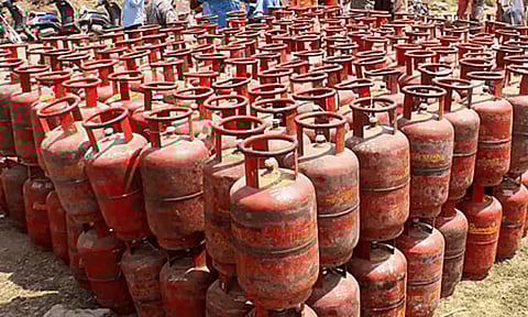 கோவையில் குடோனில் பதுக்கிய 1,720 சிலிண்டர்கள் பறிமுதல்