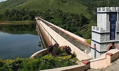 மழை இல்லாததால் முல்லைப்பெரியாறு, வைகை அணைகளில் நீர்மட்டம் சரிவு