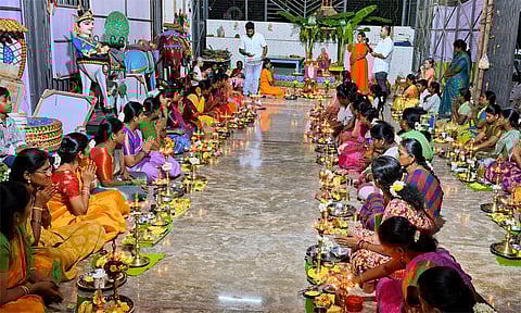 புது மாரியம்மன் கோவிலில் நடைபெற்ற திருவிளக்கு பூஜை