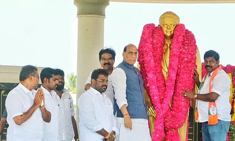 13ம் ஆண்டு நினைவு தினம்: டாக்டர் பா.சிவந்தி ஆதித்தனார் சிலைக்கு மத்திய மந்திரி ராஜ்நாத்சிங் மாலை அணிவித்து மரியாதை