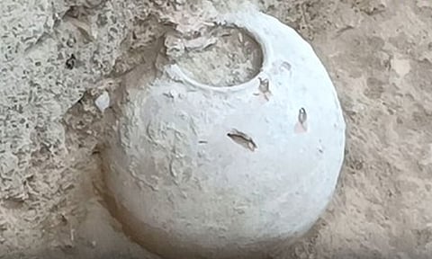 கீழடியில் குறுகிய வாய் கொண்ட சுடுமண் பானை கண்டெடுப்பு