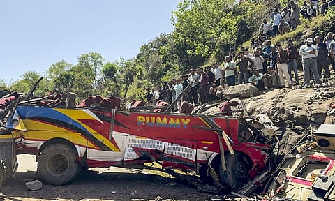 காஷ்மீர்: பள்ளத்தாக்கில் பஸ் கவிழ்ந்து விபத்து - பலி எண்ணிக்கை 21 ஆக உயர்வு