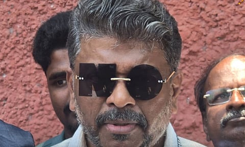 சாதி, மதமற்றவர்; இயக்குநர் பார்த்திபனுக்கு சான்றிதழ் வழங்க ஐகோர்ட் உத்தரவு