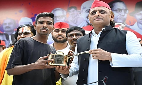 அகிலேஷ் யாதவ் டீ குடித்ததால் அதிகாரிகள் மிரட்டல்: கடையை மூடுவதாக உரிமையாளர் அறிவிப்பு