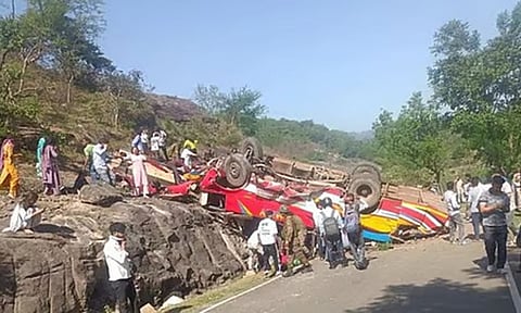 ஜம்மு காஷ்மீர்: மலைப்பாதையில் பேருந்து கவிழ்ந்து 15 பேர் பலி