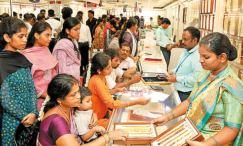 அட்சய திருதியையொட்டி நகைக்கடைகளில் அலைமோதிய கூட்டம்.. இத்தனை கிலோ தங்கம் விற்பனையா..?