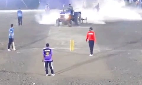 போட்டிக்கு அழைக்காத ஆத்திரத்தில் கிரிக்கெட் மைதானத்தை சூறையாடிய அரசியல்வாதி