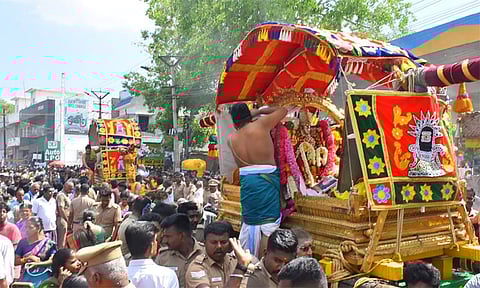 பாகற்காய் மண்டபத்தில் எழுந்தருள, தங்கப் பல்லக்குகளில் புறப்பட்டு வந்த சுவாமி-அம்பாள்