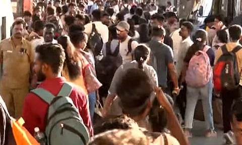 வாக்களிக்க சொந்த ஊருக்கு செல்லும் மக்கள்: கிளாம்பாக்கத்தில் அலைமோதும் கூட்டம்