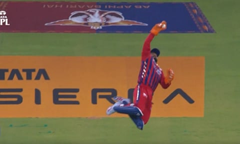 ஐ.பி.எல். போட்டி: துள்ளி குதித்து ஒற்றை கையில் கேட்ச் பிடித்த பண்ட் - வைரலான வீடியோ