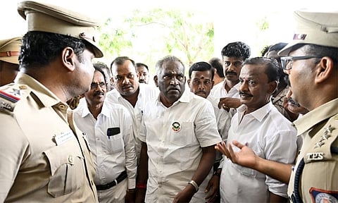 கோவை தெற்கு தொகுதியில் வாக்காளர்களுக்கு திமுகவினர் பணம் கொடுக்கின்றனர் - அதிமுக வேட்பாளர் தர்ணா