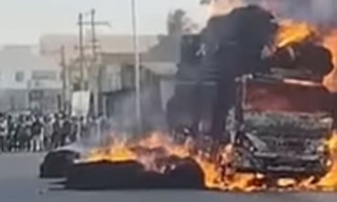 வேலூர்: சாலையில் சென்று கொண்டிருந்த வேன் திடீரென தீப்பற்றி எரிந்ததால் பரபரப்பு