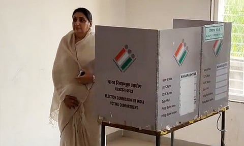 பாராமதி, ரகுரி தொகுதி இடைத்தேர்தல்; வாக்காளர்கள் ஆதரவளிக்க வேண்டும்: வாக்களித்த பின் சுனேத்ரா பவார் பேட்டி