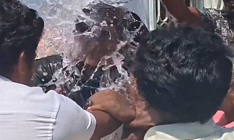 தேர்தலை புறக்கணித்து போராட்டம்: தீக்குளிக்க முயன்ற வழக்கறிஞர் - விழுப்புரத்தில் பரபரப்பு