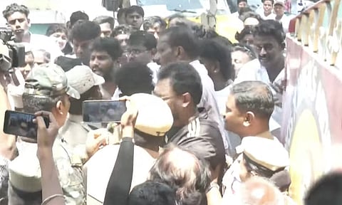 கள்ள ஓட்டு போடுவதாக புகார்: சென்னை ஆழ்வார்பேட்டையில் பாஜக - திமுகவினர் இடையே தள்ளமுள்ளு