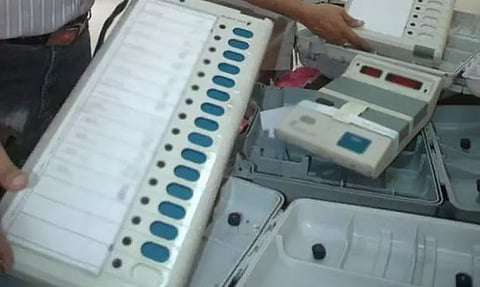 பாளையங்கோட்டையில் மின்னணு எந்திரம் பழுதால் வாக்குபதிவு தாமதம்