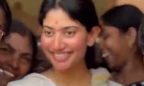 வாக்களிக்க வந்த சாய் பல்லவி: சூழ்ந்து கொண்டு செல்பி எடுத்த ரசிகர்கள்