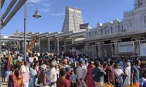 திருச்செந்தூர் முருகன் கோவிலில் அதிகாலை முதலே அலைமோதும் பக்தர்கள் கூட்டம்