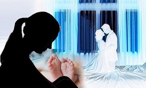 காதலனுடன் நெருக்கமாக இருந்ததால் கர்ப்பம்: கழிவறையில் குழந்தை பெற்றெடுத்த இளம்பெண்...