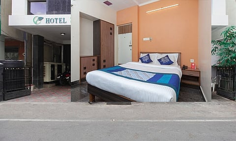 லாட்ஜில் நள்ளிரவில் காதலர்கள் செய்த விபரீத செயல்; கதவை திறந்து பார்த்ததும் அதிர்ச்சி அடைந்த ஊழியர்கள்