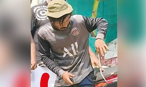 பேண்ட் பாக்கெட்டில் பாம்பை வைத்து டீக்கடைக்கு வந்த தொழிலாளி வேறொருவருக்கு எடுத்து காண்பித்தபோது கடித்தது