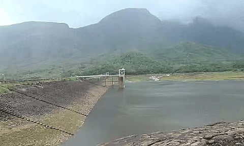 நீர்வரத்து இன்றி வறண்டு கிடக்கும் ராமநதி அணை