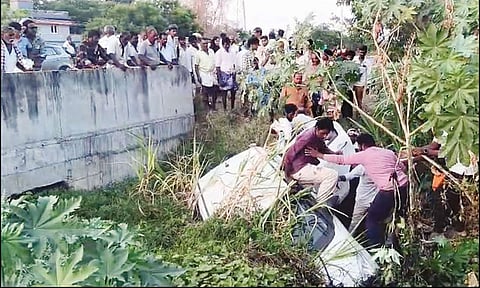 சேலம் அருகே ஓடையில் பாய்ந்த கார் - 5 பேர் காயம்