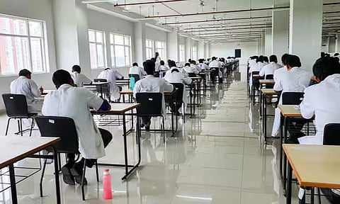 நீட் தேர்வு ஹால் டிக்கெட் நாளை வெளியீடு