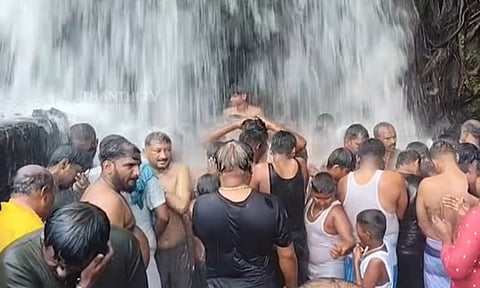 கோடை வெயிலை சமாளிக்க அருவிகளில் குவிந்த சுற்றுலா பயணிகள்