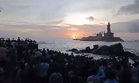 விடுமுறை தினம்: கன்னியாகுமரியில் குவிந்த சுற்றுலா பயணிகள்