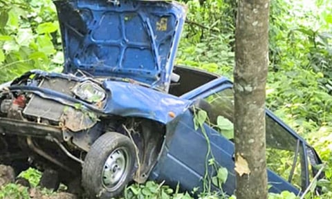 இடுக்கியில் 400 அடி பள்ளத்தில் கவிழ்ந்த கார்