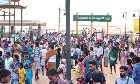 திருச்செந்தூர் கோவிலில் அலைமோதும் கூட்டம்: 4 மணி நேரம் காத்திருந்து பக்தர்கள் சாமி தரிசனம்