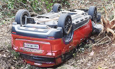 மலைப்பாதையில் கார் தலைகுப்புற கவிழ்ந்து விபத்து - சுற்றுலா வந்தபோது சோகம்