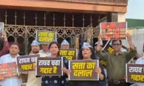 ராகவ் சத்தா வீட்டை முற்றுகையிட்டு போராட்டம்- ஆம் ஆத்மி கட்சியினர் கைது