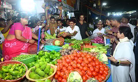 காரப்பொரி இல்லை, காய்கறி... பிரதமர் மோடி பாணியில் ‘தற்செயலாக’ பர்சேஸ் செய்த மம்தா பானர்ஜி