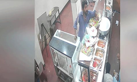 தெலுங்கானா: 10 ரூபாய்க்கு குழம்பு தர மறுத்ததால் ஓட்டல் ஊழியர்களுக்கு சரமாரி வெட்டு