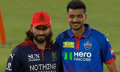 ஐபிஎல்: டெல்லி எதிராக டாஸ் வென்ற பெங்களூரு அணி பந்துவீச்சு தேர்வு