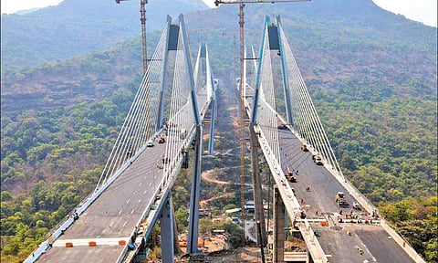 மும்பை - புனே விரைவுச்சாலையில் இணைப்பு சாலை 1 தேதி திறக்கப்படும் - ஏக்நாத் ஷிண்டே