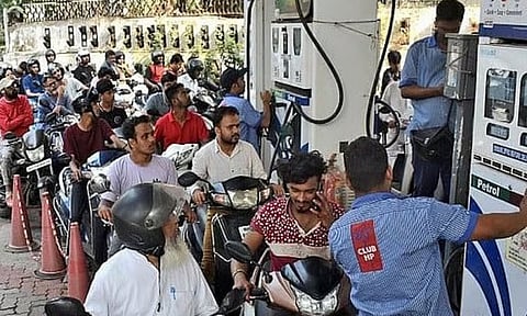 ஆந்திராவில் எரிபொருள் தட்டுப்பாடு என அச்சம்: பெட்ரோல் பங்குகளில் குவியும் வாகன ஓட்டிகள்