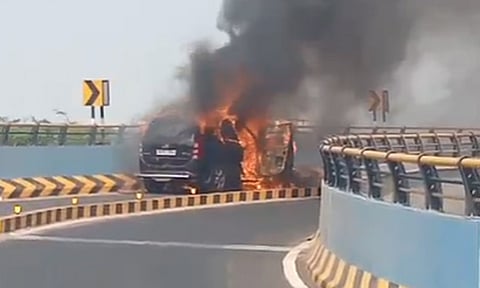 சென்னை: மேம்பாலத்தில் சென்றுகொண்டிருந்தபோது திடீரென தீப்பற்றி எரிந்த கார் - அதிர்ச்சி சம்பவம்