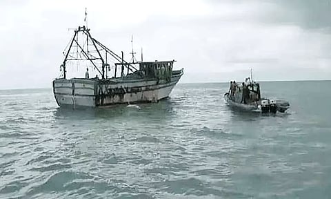 இலங்கை கடற்கொள்ளையனை சிறை பிடித்த தமிழக மீனவர்கள்