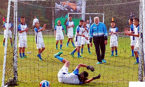 சிறுவர் - சிறுமிகளுடன் கால்பந்து விளையாடிய பிரதமர் மோடி