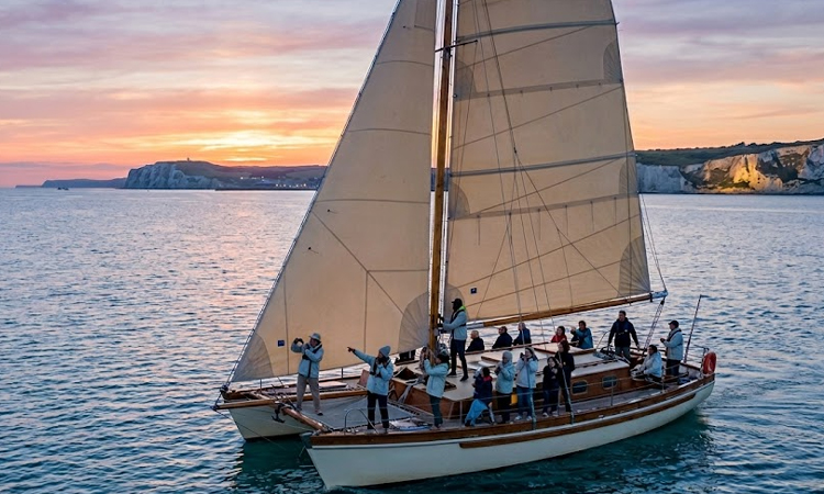 இங்கிலீஷ் கால்வாயை கட்டுமரப் படகில் கடக்க ஆர்வம் காட்டும் பயணிகள்